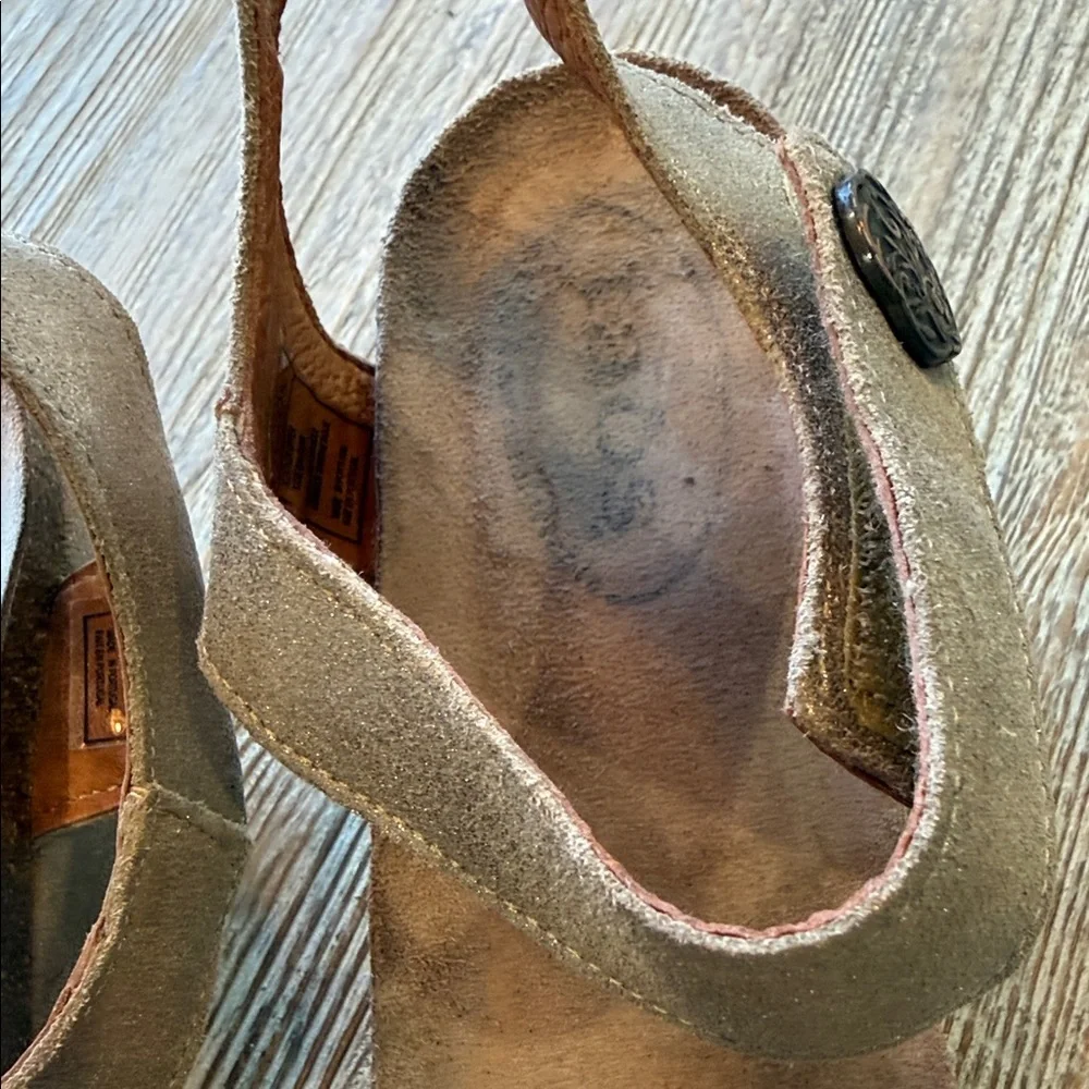 Taos Gold Carousel 2 Wedge Sandals 39/ 8